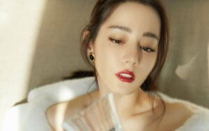 Địch lệ nhiệt ba lộ clip nude không che 2021- Là ghép hay thật?