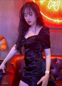 Chống dịch tại nhà không chán với hot TikToker Cẩm Hồng lộ clip